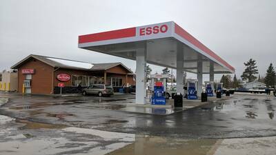 ESSO STATION & 3 +2 BED ROOM BUNGALOW FOR SALE